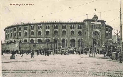 AK / Ansichtskarte BARCELONA Cataluna ES Arenas Plaza-de-Toros Stierkampfarena Passanten Strassenszene Maurischer-Stil