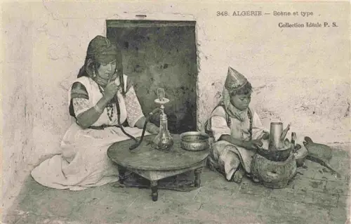 AK / Ansichtskarte Algerien Algerie Scène-et-type Hookah Narghile Tracht Frau Kind Teetisch orientalisch