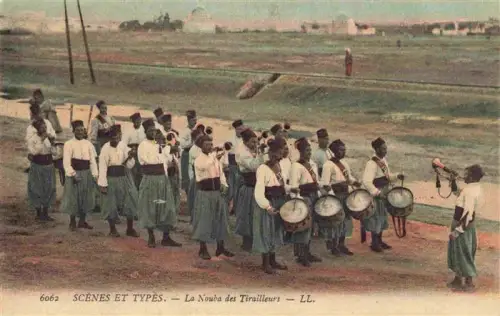 AK / Ansichtskarte Algerien Algerie Nouba-des-Tirailleurs Militaerkapelle Trommler Blasinstrumente Marsch Musikkorps Tirailleurs