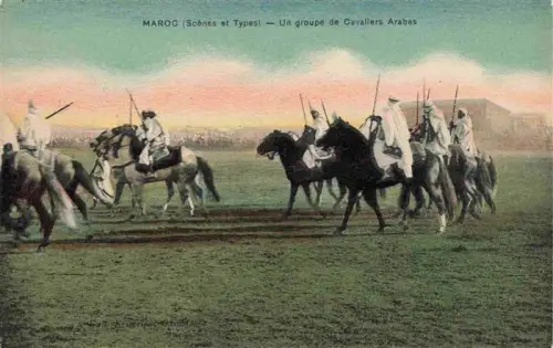 AK / Ansichtskarte Marokko Maroc Cavaliers-Arabes Reiter Pferde Gewehre Djellaba Fantasia Steppe orientalisch