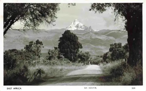 AK / Ansichtskarte Mount Kenya Kenia Mount-Kenya Schneeberg Berglandschaft Strasse Baeume Savanne Ostafrika