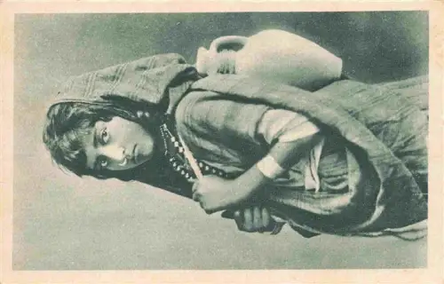 AK / Ansichtskarte Bengasi Benghazi Libya Ragazza-Araba Frau Wasserkrug Tracht Kopftuch Schmuck orientalisch Portraet