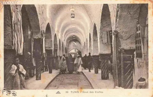 AK / Ansichtskarte TUNIS Tunesie Souk-des-Etoffes Souq Gewoelbe Haendler Stoffe Markt Medina orientalisch