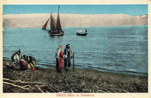 AK / Ansichtskarte Dead Sea Totes Meer Israel Totes-Meer Segelboot Araber Frauen Ufer Berge Boot