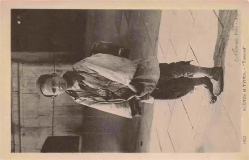 AK / Ansichtskarte ALGER  Algerie Kind Junge Yaouled Strassenkind Armut Pflastersteine Stadtszene