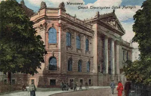 AK / Ansichtskarte WARSZAWA Warschau PL Gmach-Towarzystwa-Sztuk-Pieknych Kunstverein Saeulen Neoklassizismus Passanten Baeume