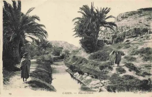 AK / Ansichtskarte Gabes Tunesie Ras-el-Oued Bach Palmen Oase Felsen Einheimische Nordafrika