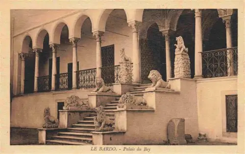 AK / Ansichtskarte Le Bardo Tunis Tunesie Palais-du-Bey Loewenstatuen Arkaden Treppe Innenhof Palast