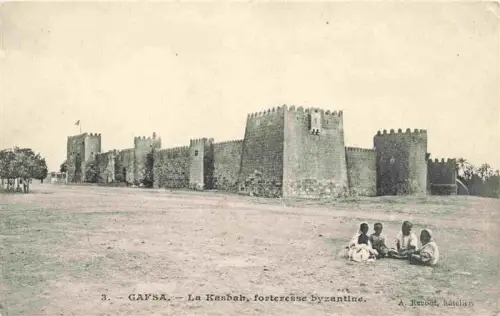 AK / Ansichtskarte Gafsa Tunesie La-Kasbah Festung Byzantinisch Stadtmauer Kinder Wueste