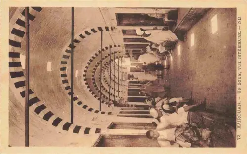 AK / Ansichtskarte KAIROUAN Qairawan Tunesie Un-Souk Souk-Innenansicht Arkaden Haendler Markt Einheimische