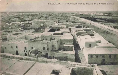 AK / Ansichtskarte KAIROUAN Qairawan Tunesie Grande-Mosquee Minaret Panorama Altstadt Daecher Kuppel
