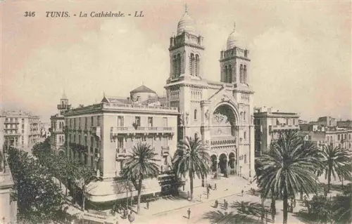 AK / Ansichtskarte TUNIS Tunesie La-Cathedrale Kathedrale Kirchturm Platz Palmen Strasse