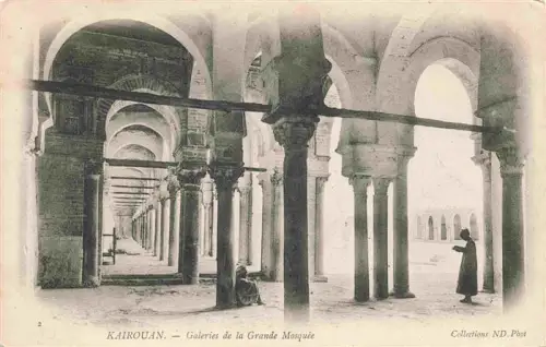 AK / Ansichtskarte KAIROUAN Qairawan Tunesie Grande-Mosquée Galeries Saeulen Boegen Innenhof Beter