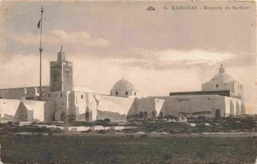 AK / Ansichtskarte KAIROUAN Qairawan Tunesie Mosquée-du-Barbier Minarett Kuppel Mauer Fahne Friedhof