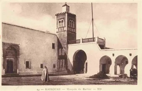 AK / Ansichtskarte KAIROUAN Qairawan Tunesie Mosquée-du-Barbier Minarett Boegen Innenhof Mann Djellaba