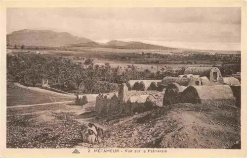 AK / Ansichtskarte Metameur Tunesie Palmeraie Oase Lehmhaeuser Kuppeln Berge Palmen Landschaft Menschen