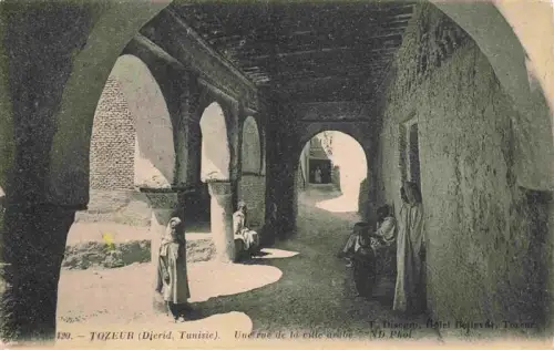 AK / Ansichtskarte Tozeur Tunesie Ville-arabe Rue Boegen Saeulen Gasse Frauen Djellaba