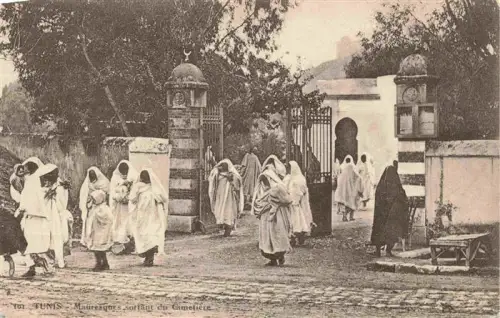 AK / Ansichtskarte TUNIS Tunesie Mauresques Cimetière Friedhof verschleierte-Frauen Tor Eisentor Mauer Baeume
