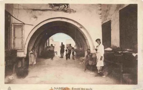 AK / Ansichtskarte Nabeul Tunesie Entrée-des-souks Souk Rundbogen Gasse Haendler Maenner Kinder