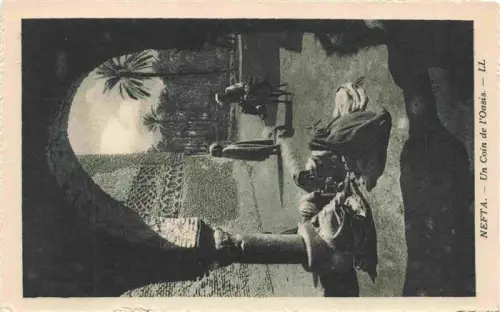 AK / Ansichtskarte Nefta Tunesie Un-Coin-de-l Oasis Oase Bogen Saeule Palmen Maenner Esel Mauer