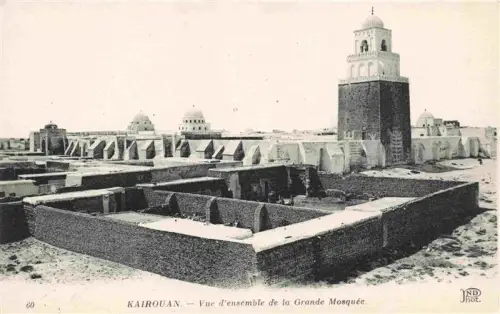 AK / Ansichtskarte KAIROUAN Qairawan Tunesie Grande-Mosquée Minarett Kuppeln Moschee Friedhof Mauern Wuestenstadt