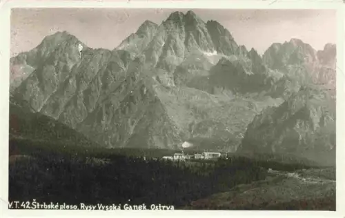 AK / Ansichtskarte Strbske Pleso Tschirmer See Vysoke Tatry SK trbské-pleso Rysy Vysoká Ganek Ostrva Hohe-Tatra Berggipfel Hotel Wald