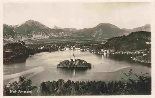 AK / Ansichtskarte Bled Gorenjska Oberkrain Slovenia Blejsko-jezero Insel Kirche Berge Wald See Burg Alpenpanorama