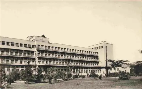 AK / Ansichtskarte Beograd Belgrad Serbija De?ja-univerzitetska-klinika Kinderklinik Universitaetsklinik Modernismus Gebaeude Baeume