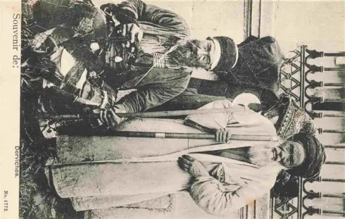 AK / Ansichtskarte Syrien Syria Syrie Derwiches Derwische Moenche Turban Gewand Stab Bart Volkstypen