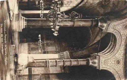 AK / Ansichtskarte Hagia Sophia Aya Sofya Istanbul Constantinopel TK Mosquée-de-Sainte-Sophie Hagia-Sophia Innenraum Saeulen Boegen Kronleuchter Mosaike
