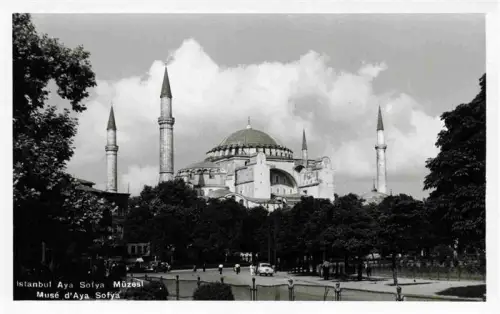 AK / Ansichtskarte Hagia Sophia Aya Sofya Istanbul Constantinopel TK Aya-Sofya-Muezesi Hagia-Sophia Minarette Kuppel Baeume Platz