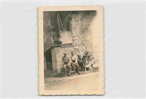 AK / Ansichtskarte Sonzia Soca Bovec Flitsch Slovenia Personen Steinmauer Holzbalkon Gruppe Dorf