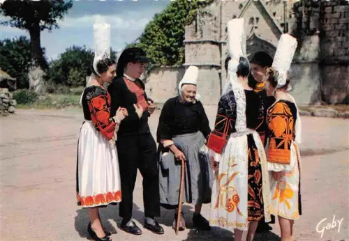 AK / Ansichtskarte Pont-l Abbe 29 Finistere Folklore Tracht Bigoudène Coiffe Bretagne Kirchenportal Frauen