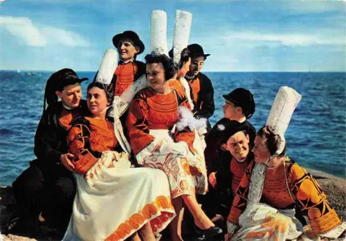 AK / Ansichtskarte Pont-l Abbe 29 Finistere Folklore Tracht Bigoudène Coiffe Bretagne Meer Felsen Gruppe