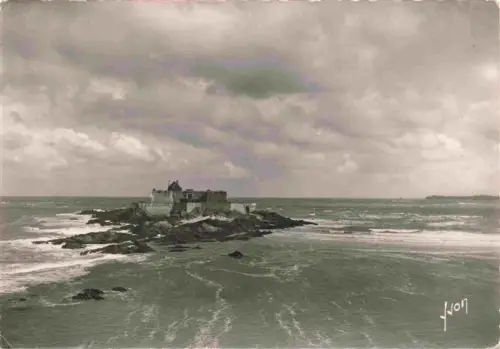 AK / Ansichtskarte SAINT-MALO ST-MALO 35 Fort-National Insel Meer Felsen Wellen Brandung Wolken Echtfoto