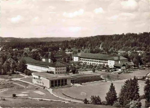 AK / Ansichtskarte Toelz BAD ToeLZ Versorgungskrankenhaus Krankenhaus Anlage Wald Alpenvorland Sportplatz