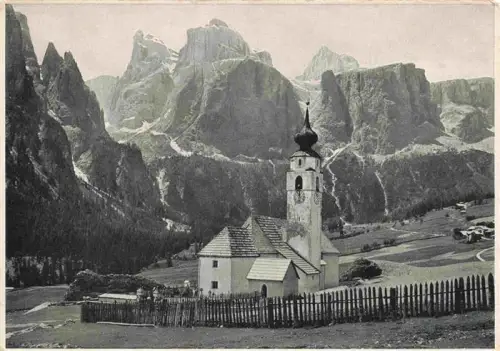 AK / Ansichtskarte Colfuschg Sella Suedtirol IT Kirche Dolomiten Sella Berge Alm Zaun Zwiebelturm