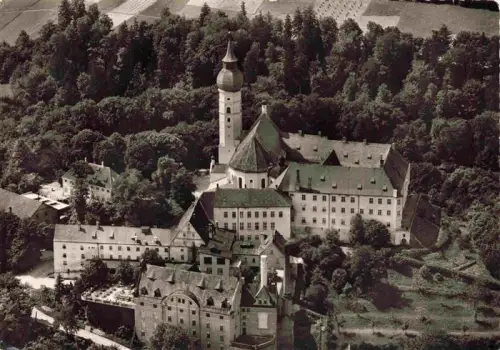 AK / Ansichtskarte Andechs Bayern Kloster-Andechs Kloster Kirche Turm Wald Felder Klostergarten
