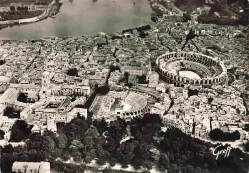 AK / Ansichtskarte ARLES 13 Bouches-du-Rhone Arènes Théâtre-Antique Cathédrale-St-Trophime Rhône Altstadt Amphitheater