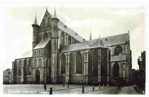 AK / Ansichtskarte Leiden Zuid-Holland NL Pieterskerk Westzijde Gotik Kirche Backsteinkirche Strassenszene