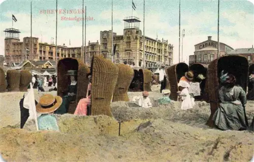 AK / Ansichtskarte SCHEVENINGEN Zuid-Holland NL Strandgericht Strandkoerbe Strand Hotel Cabaret Badegaeste Flaggen