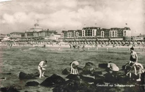 AK / Ansichtskarte SCHEVENINGEN Zuid-Holland NL Strand Meer Kurhaus Hotel Badegaeste Felsen Kinder