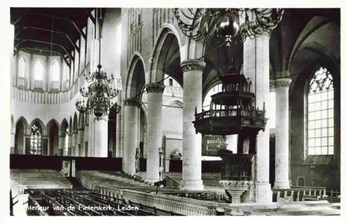 AK / Ansichtskarte Leiden Zuid-Holland NL Pieterskerk Kircheninneres Kanzel Saeulen Kirchenschiff Kronleuchter