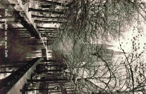 AK / Ansichtskarte DELFT Zuid-Holland NL Oude-Delft Kanal Baeume Kirchturm Gracht Autos