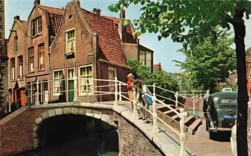 AK / Ansichtskarte DELFT Zuid-Holland NL Oudste-huisje Bruecke Gracht Kanal Kinder Tracht historisches-Haus Auto