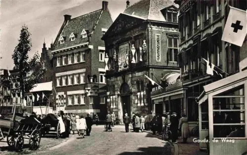 AK / Ansichtskarte GOUDA Zuid-Holland NL Waag Marktplatz Strassenszene Pferdekutschen Passanten Fahnen Rotes-Kreuz Geschaefte
