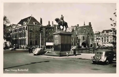AK / Ansichtskarte DEN HAAG La Haye NL Buitenhof Reiterstandbild Platz Autos Passanten Gebaeude