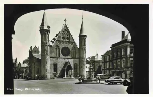 AK / Ansichtskarte DEN HAAG La Haye NL Ridderzaal Binnenhof Gotik Brunnen Autos Passanten Torbogen