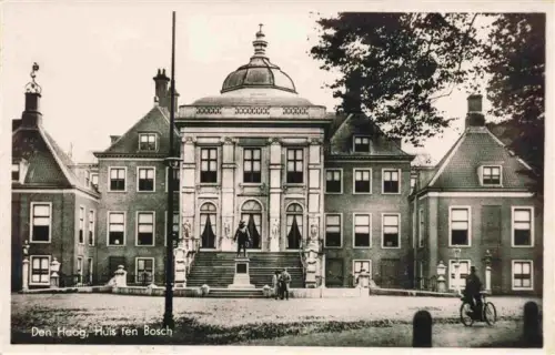 AK / Ansichtskarte DEN HAAG La Haye NL Huis-ten-Bosch Palast Kuppel Treppe Statue Schloss