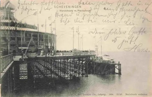 AK / Ansichtskarte SCHEVENINGEN Zuid-Holland NL Wandelhoofd Pleizierboot Pier Meer Bruecke Passanten Fahnen